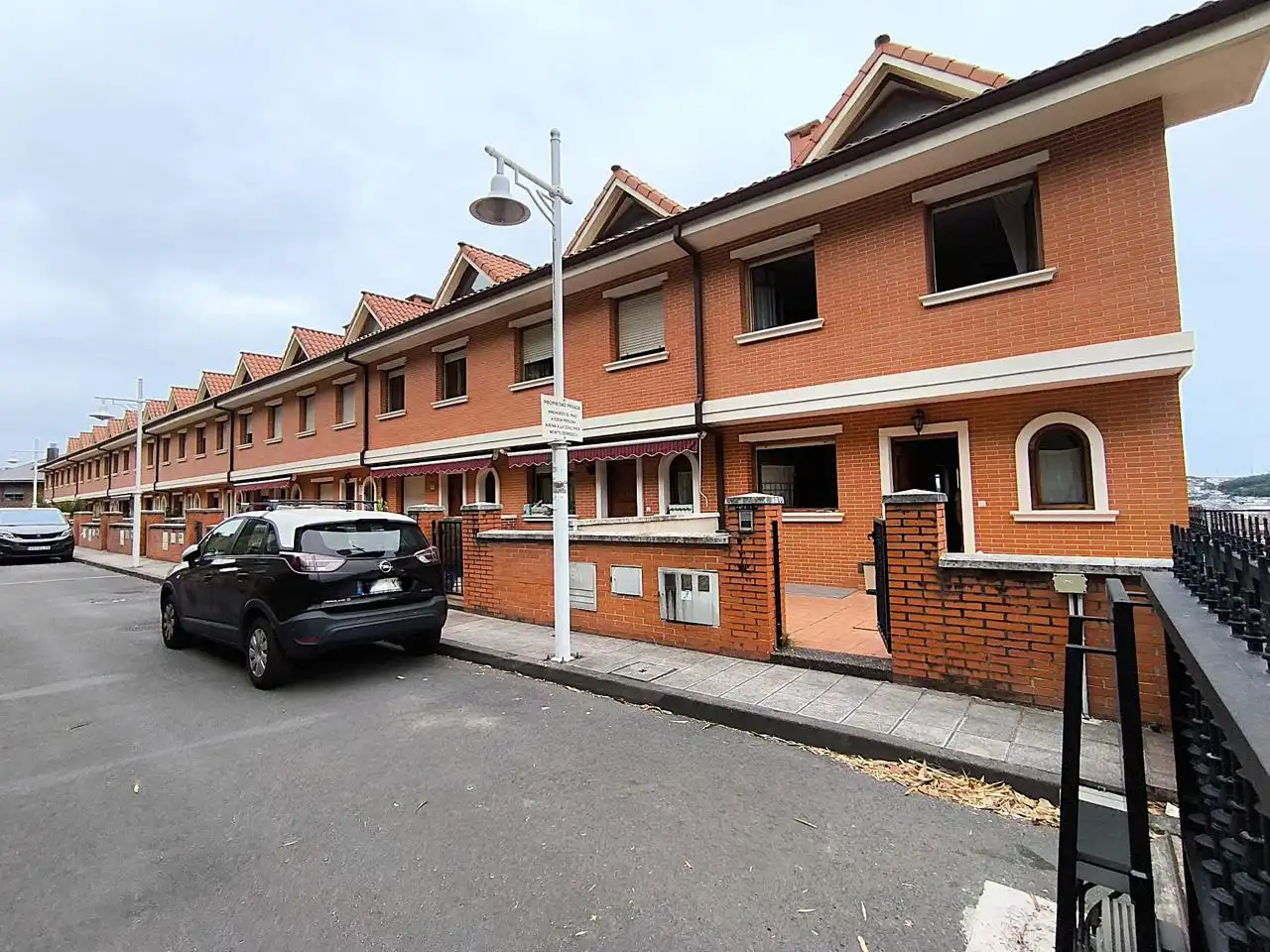 Vista exterior de Casa adosada en venta en Castro-Urdiales con Calefacción, Terraza y Balcón