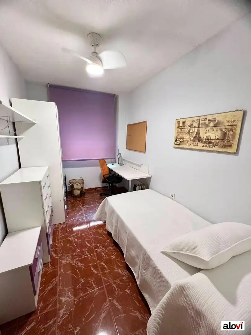 Dormitori de Pis per a compartir en Granada amb Calefacció, Moblat i Balcó