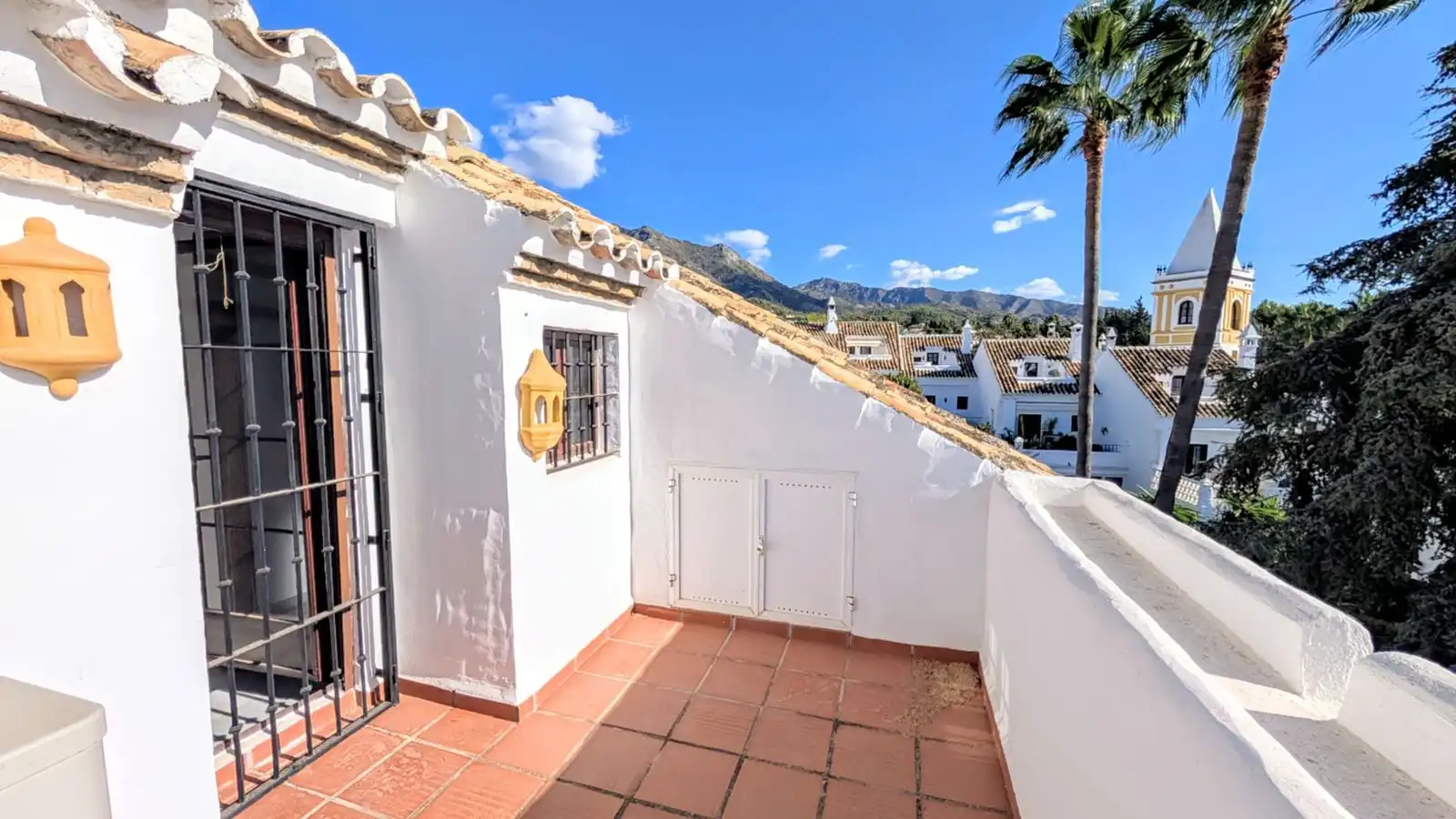 Vista exterior de Casa adosada en venta en Marbella con Aire acondicionado y Piscina comunitaria