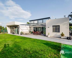 Vista exterior de Casa o xalet en venda en Villanueva de la Cañada amb Calefacció, Jardí privat i Terrassa