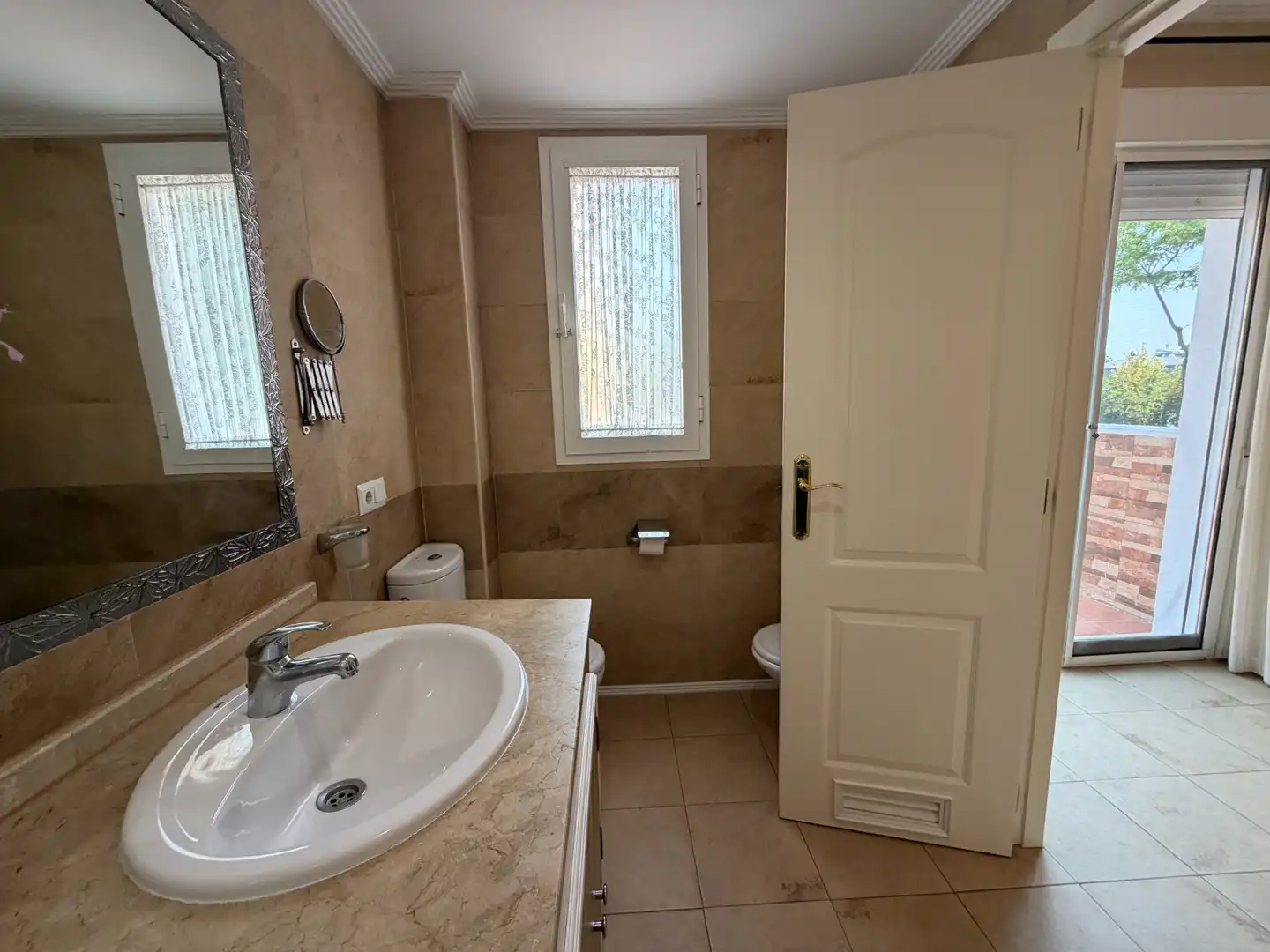 Bany de Casa o xalet en venda en Espartinas amb Aire condicionat, Terrassa i Traster