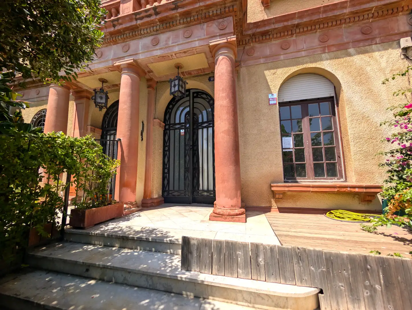 Vista exterior de Casa o xalet en venda en Vilassar de Mar amb Jardí privat, Terrassa i Balcó