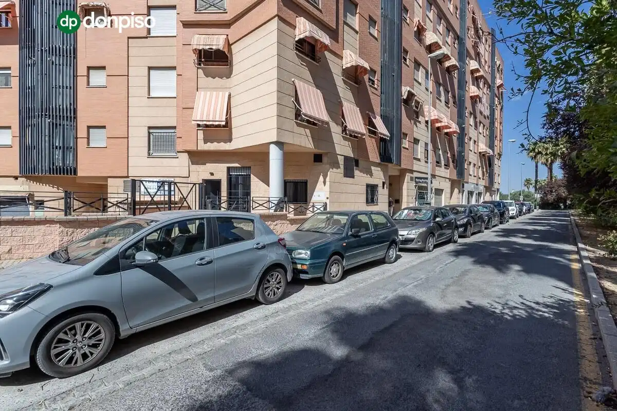 Außenansicht von Erdgeschoss zum Verkauf in Granada mit Klimaanlage, Heizung und Möbliert