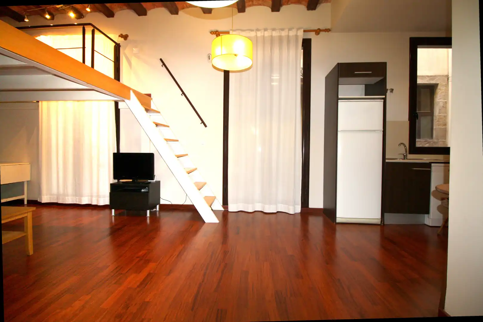 Sala d'estar de Estudi en venda en Barcelona amb Aire condicionat, Calefacció i Parquet