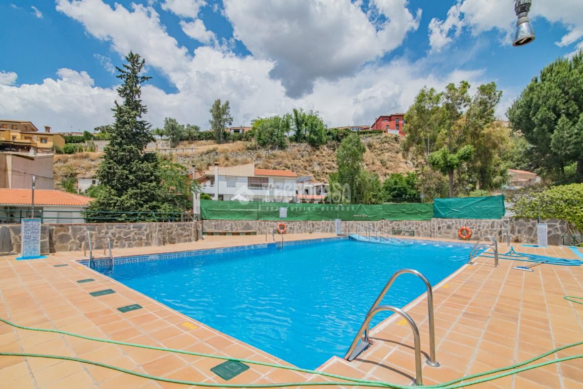 Piscina de Casa adosada en venda en Cenes de la Vega amb Terrassa i Piscina comunitària