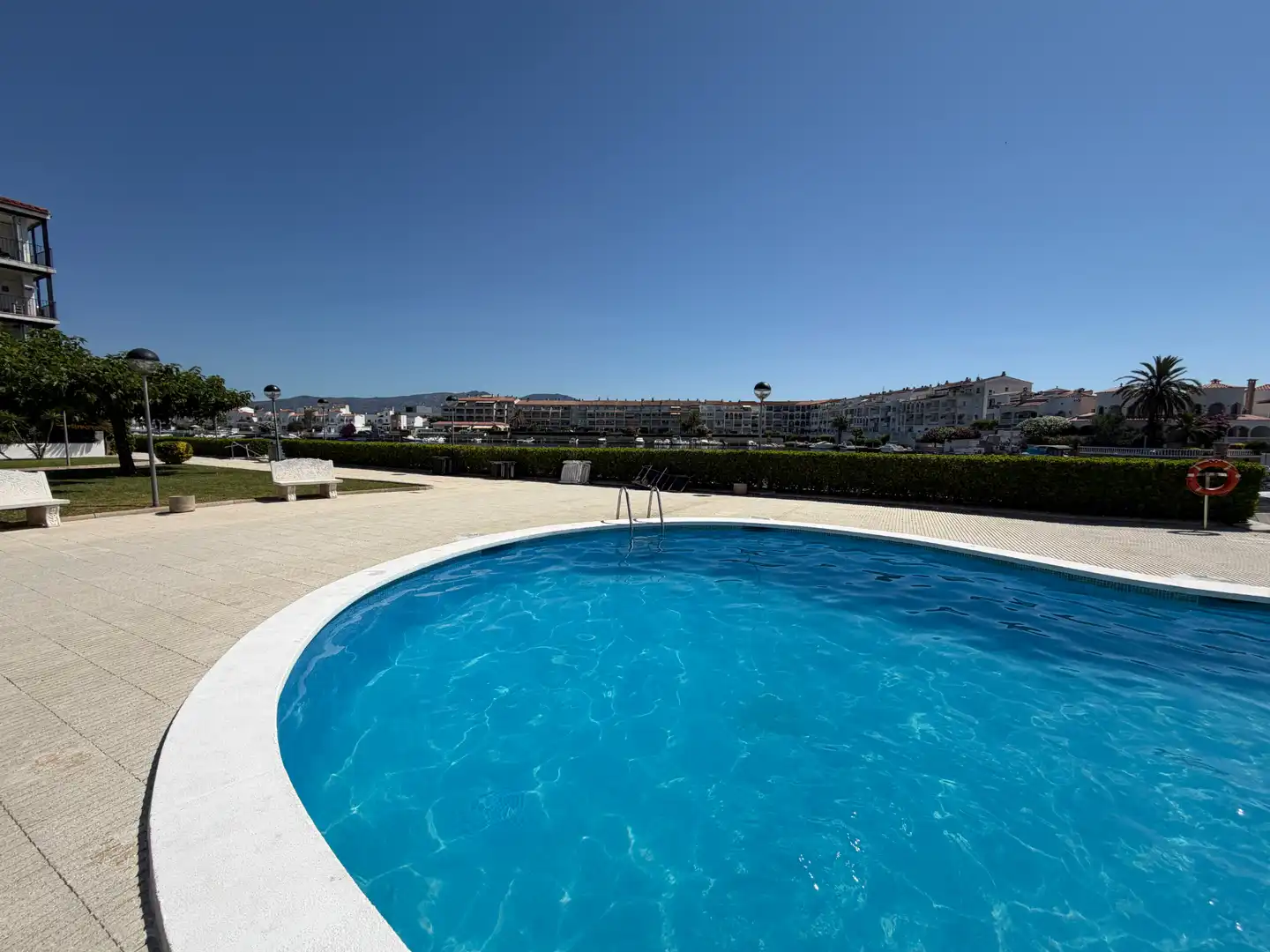 Piscina de Apartament en venda en Empuriabrava amb Aire condicionat, Terrassa i Moblat