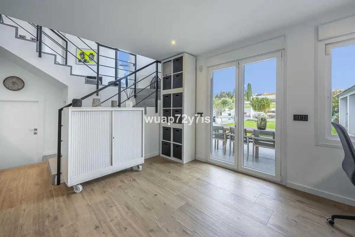 Sala d'estar de Casa adosada en venda en Marbella amb Aire condicionat, Terrassa i Traster