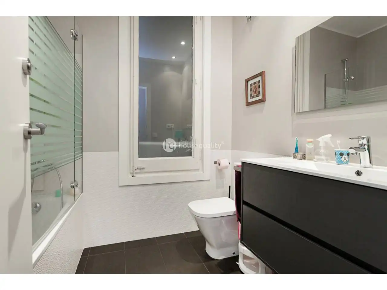Badezimmer von Wohnung zur Miete in Barcelona mit Parkett und Terrasse