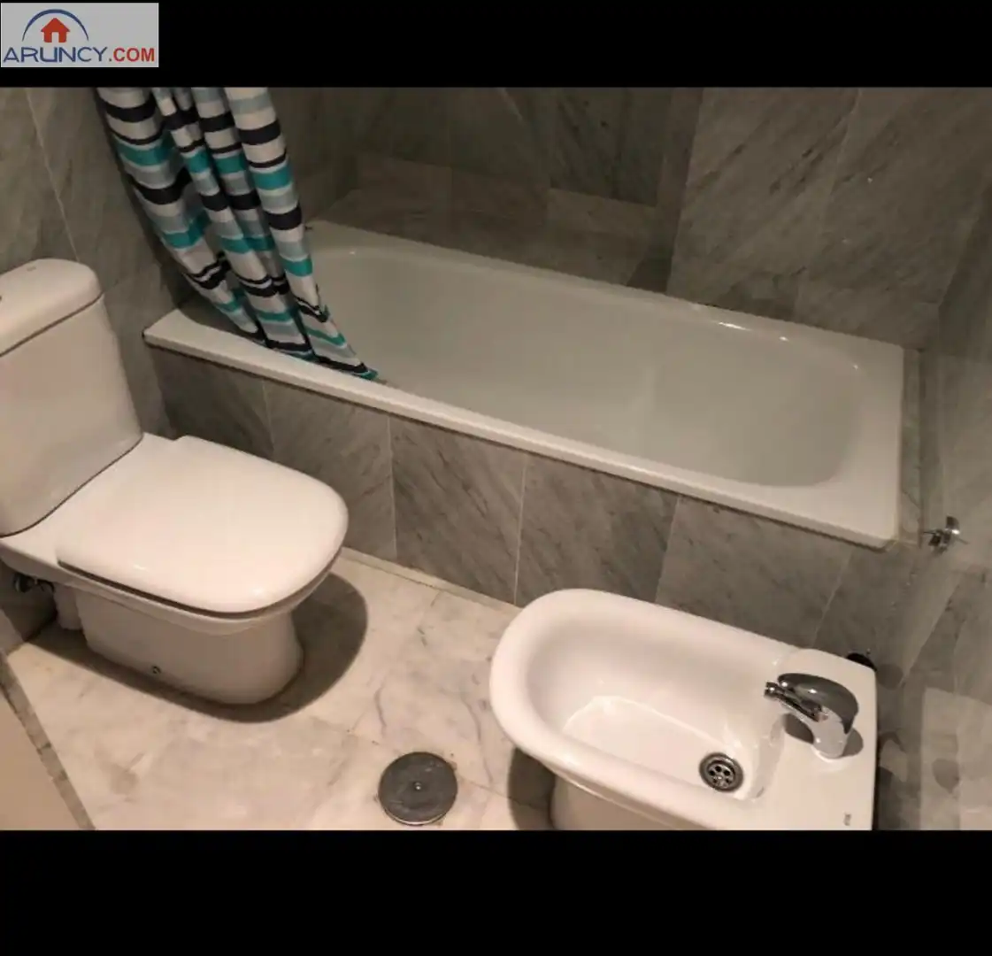 Baño de Dúplex de alquiler en Sevilla con Aire acondicionado, Calefacción y Terraza