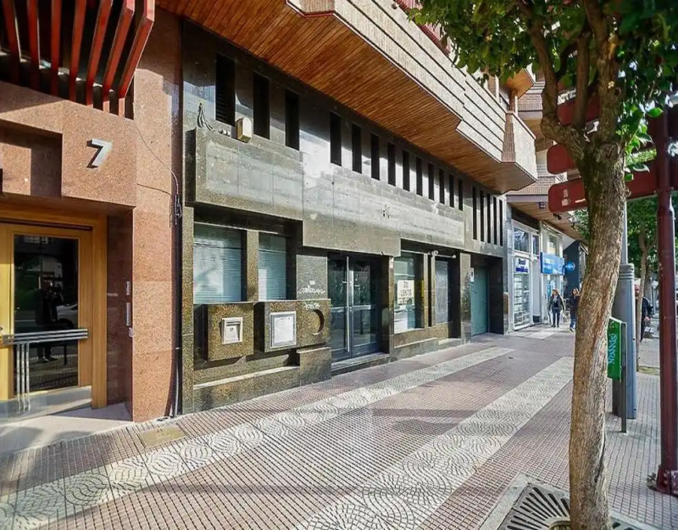 Business premises for sale in Avenida Solidaridad 7