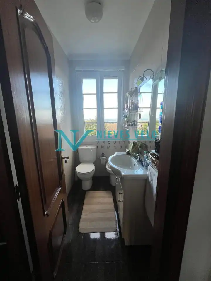 Badezimmer von Haus oder Chalet zum Verkauf in Carballo mit Heizung, Privatgarten und Möbliert
