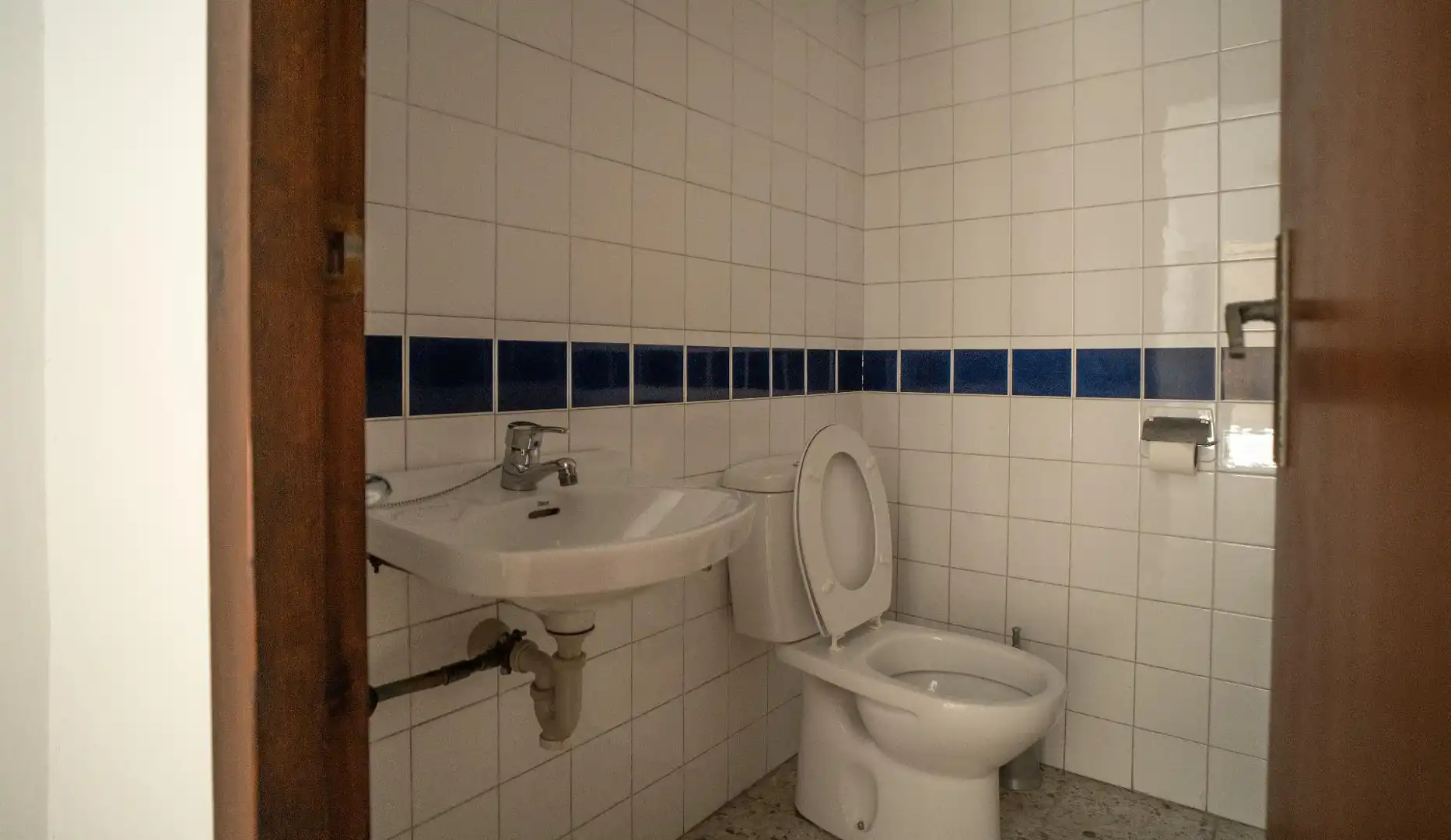 Badezimmer von Büro zum Verkauf in Figueres