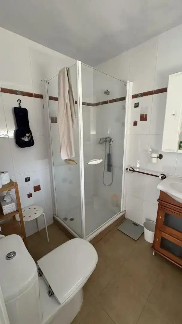 Badezimmer von Wohnung zum Verkauf in Palamós mit Balkon