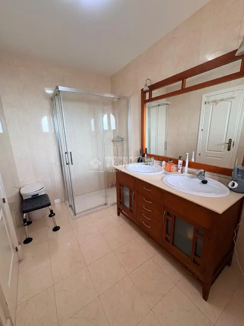 Baño de Piso en venta en Manilva con Aire acondicionado, Terraza y Piscina comunitaria