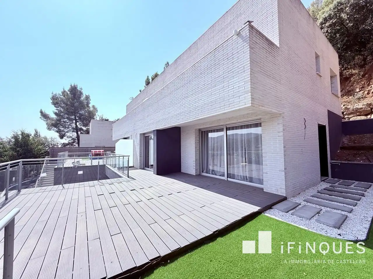 Vista exterior de Casa adosada en venda en Castellar del Vallès amb Jardí privat, Terrassa i Balcó