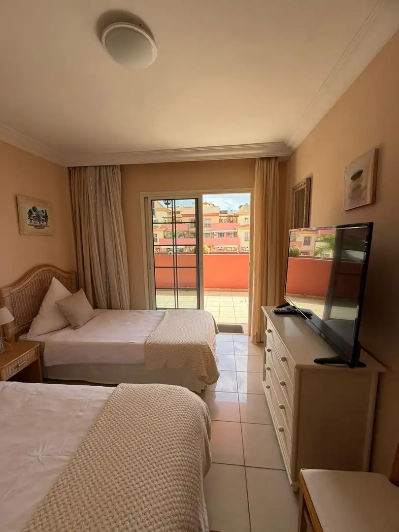 Habitación de Apartamento en venta en Adeje con Jardín privado y Piscina comunitaria