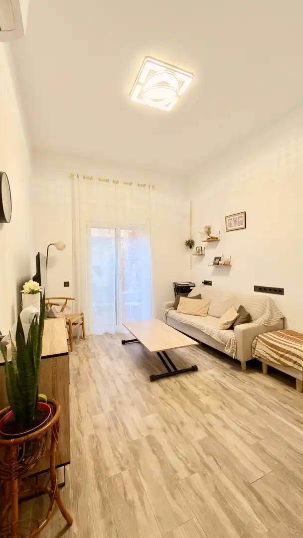 Sala d'estar de Planta baixa en venda en Cornellà de Llobregat amb Aire condicionat i Terrassa