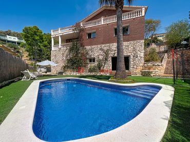 House with pool for sale in Estrella