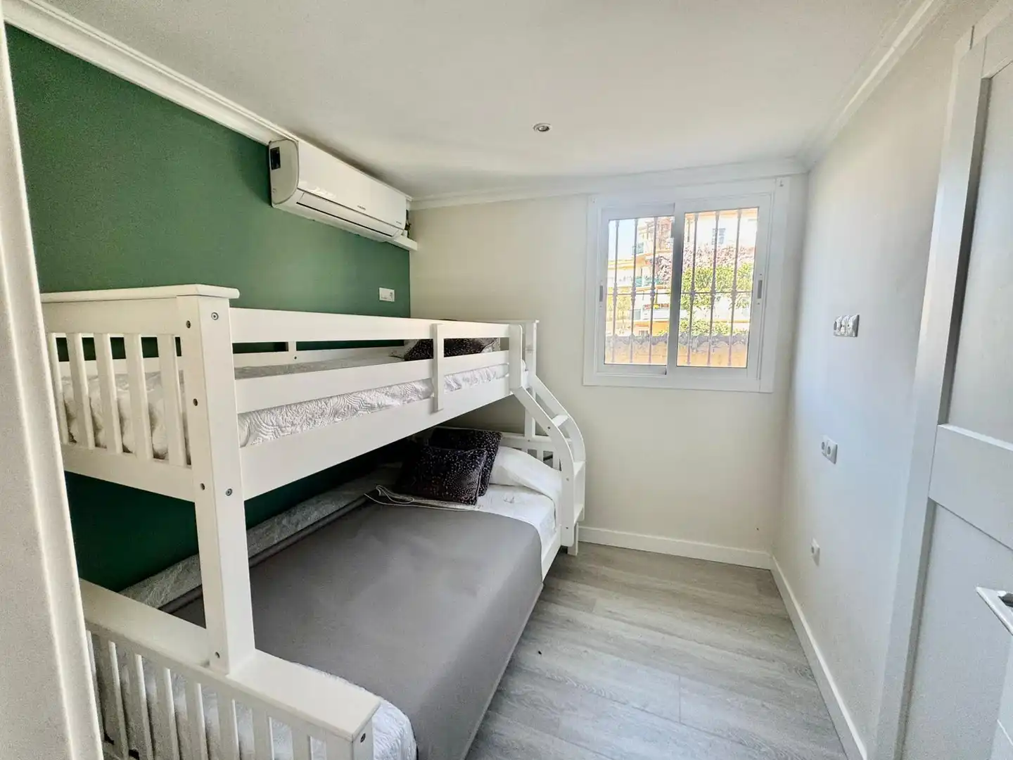 Habitación de Planta baja en venta en Fuengirola con Aire acondicionado, Parquet y Terraza