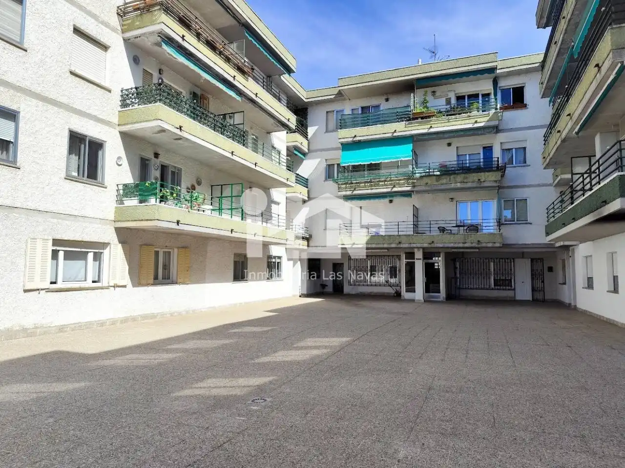 Vista exterior de Piso en venta en Las Navas del Marqués  con Calefacción, Terraza y Balcón