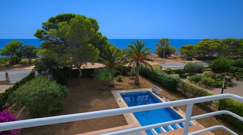 Exclusiva villa de lujo en primera línea de mar en la Costa Dorada