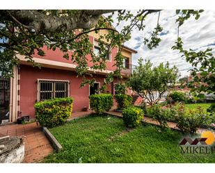 Vista exterior de Casa o xalet en venda en Santa Cruz de Bezana amb Calefacció, Jardí privat i Parquet