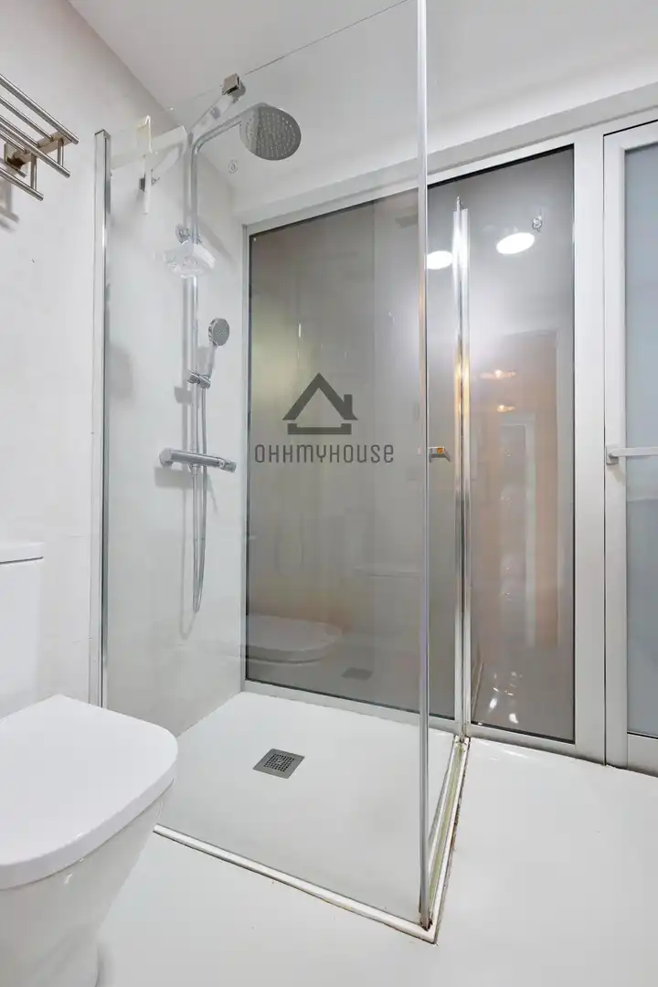 Bathroom of Duplexes for sale in Barcelona  with Air Conditioner, Parquet flooring and Terrace