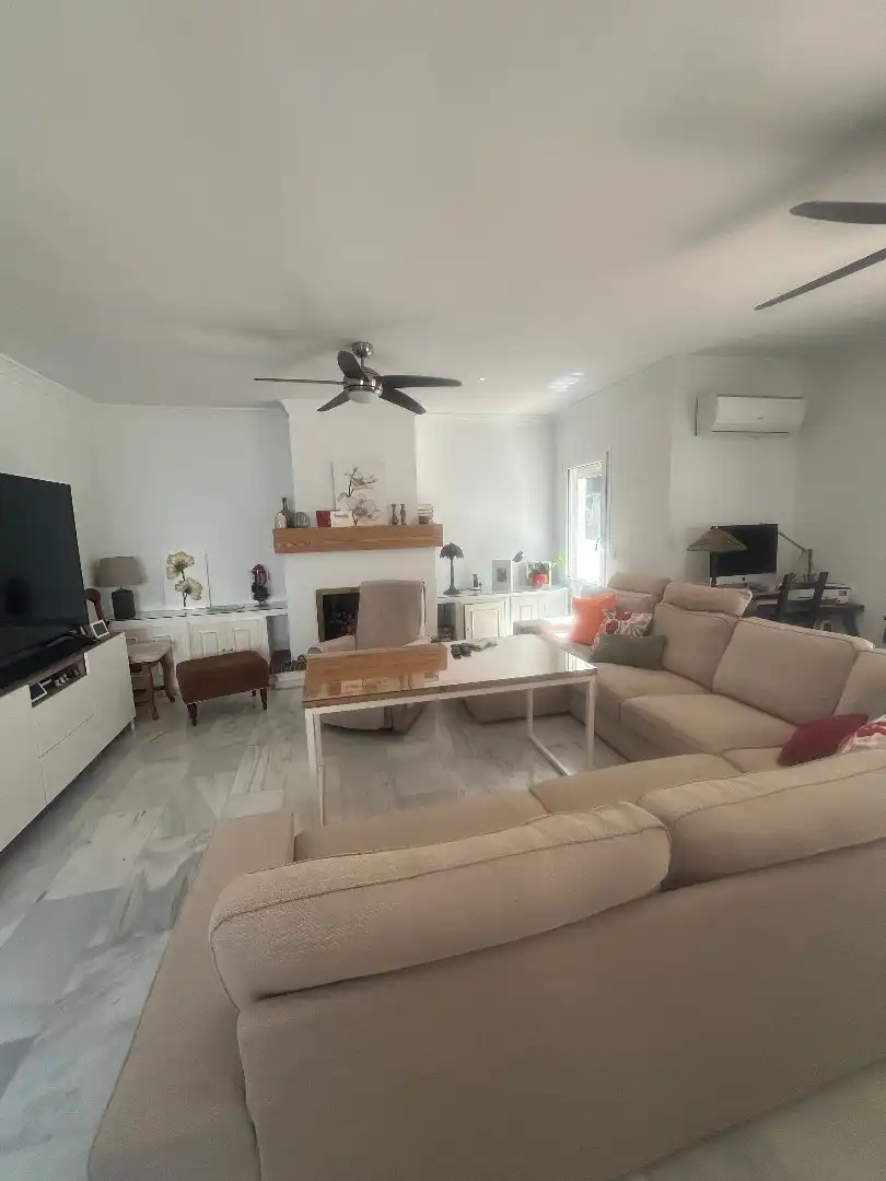 Sala d'estar de Casa adosada en venda en Alhaurín de la Torre amb Aire condicionat, Jardí privat i Terrassa