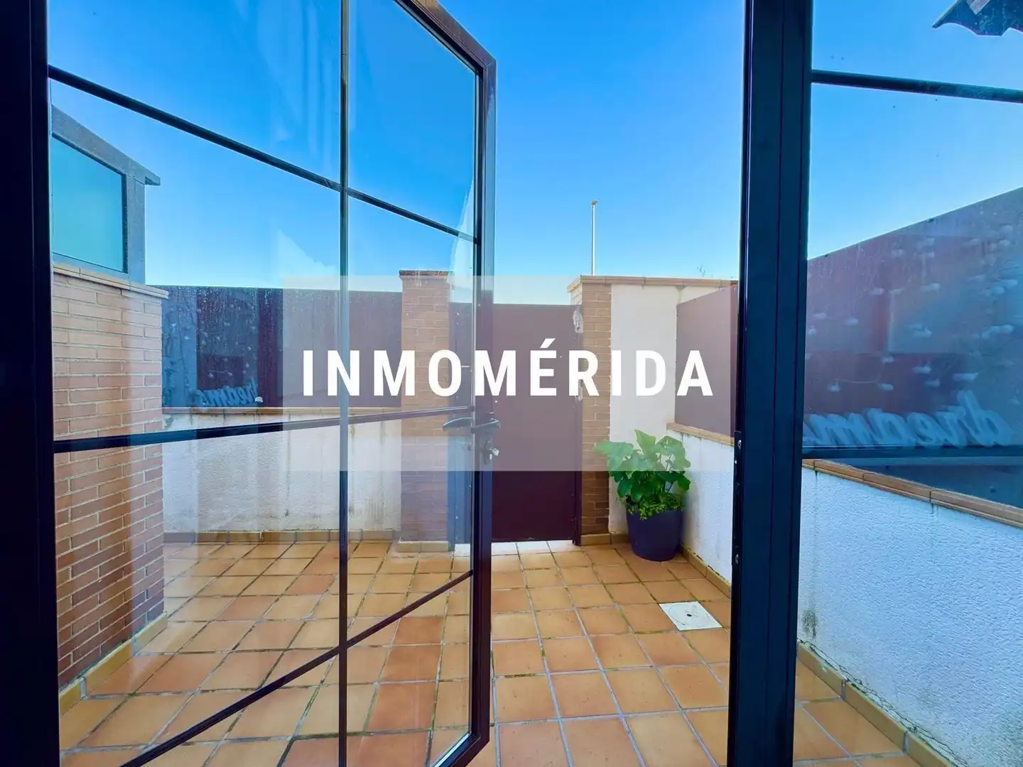 Vista exterior de Casa adosada en venta en Mérida con Aire acondicionado, Calefacción y Jardín privado