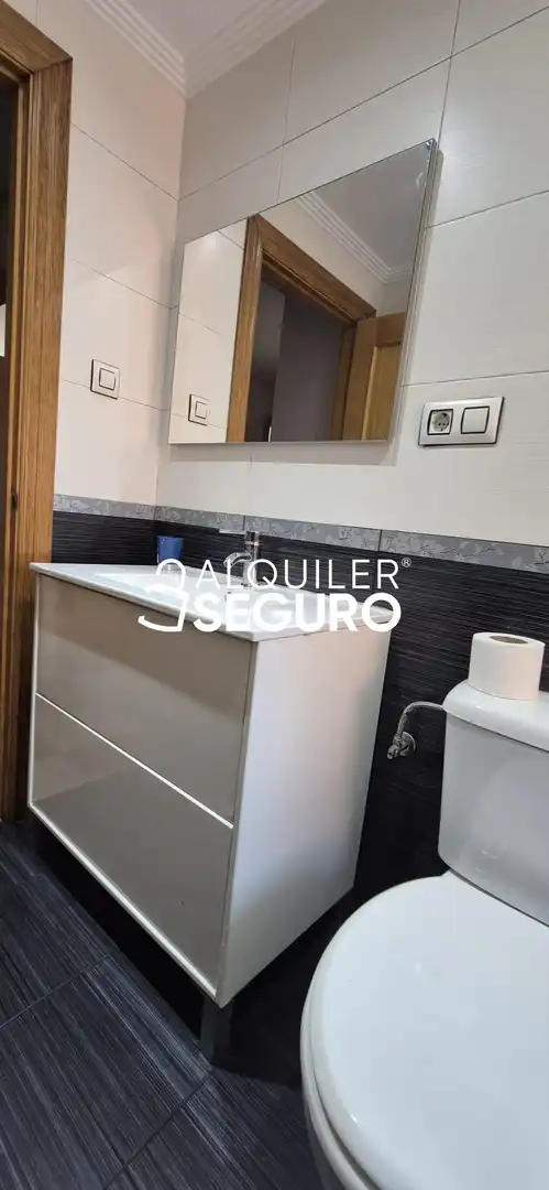 Bathroom of Flat for rent in Gijón 