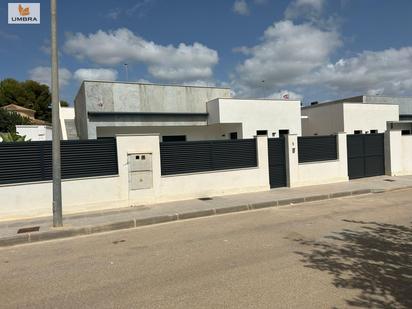 Vista exterior de Casa o xalet en venda en Pilar de la Horadada amb Aire condicionat, Terrassa i Piscina