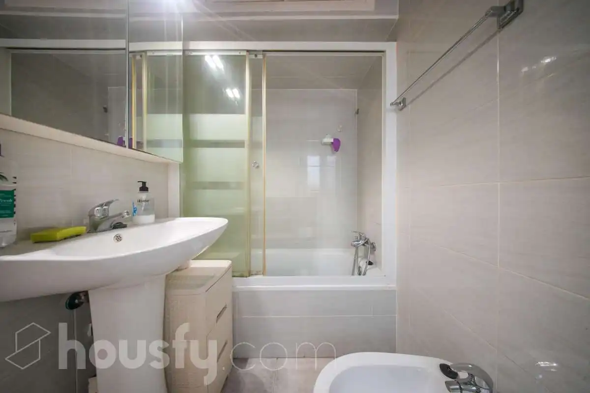 Bathroom of Flat for sale in Madrid  with Terrace, Furnished and Balcony