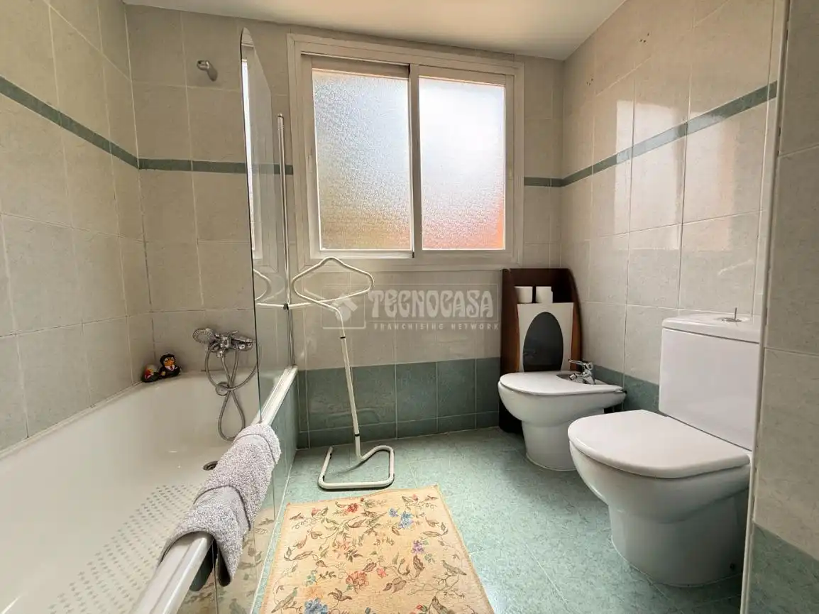 Bathroom of Flat for sale in Madrid  with Heating, Private garden and Parquet flooring