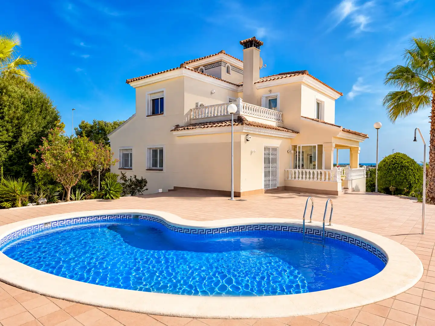 Vista exterior de Casa o xalet en venda en Orihuela amb Aire condicionat, Calefacció i Jardí privat