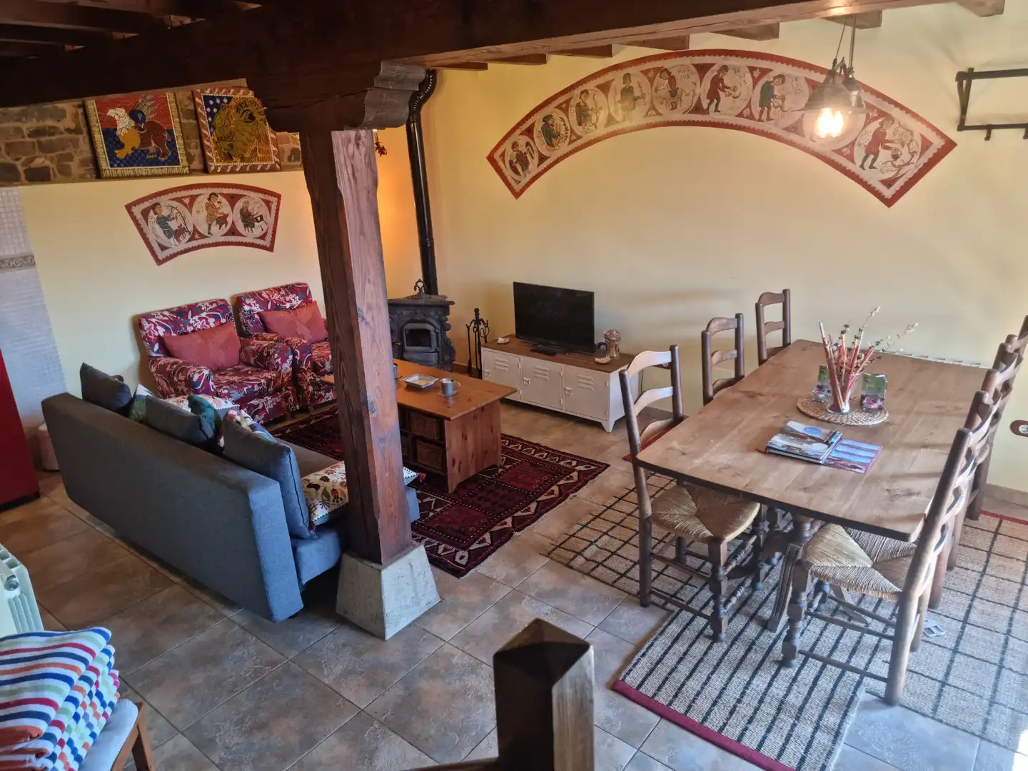 Sala d'estar de Casa adosada en venda en Vega de Liébana amb Jardí privat, Terrassa i Traster