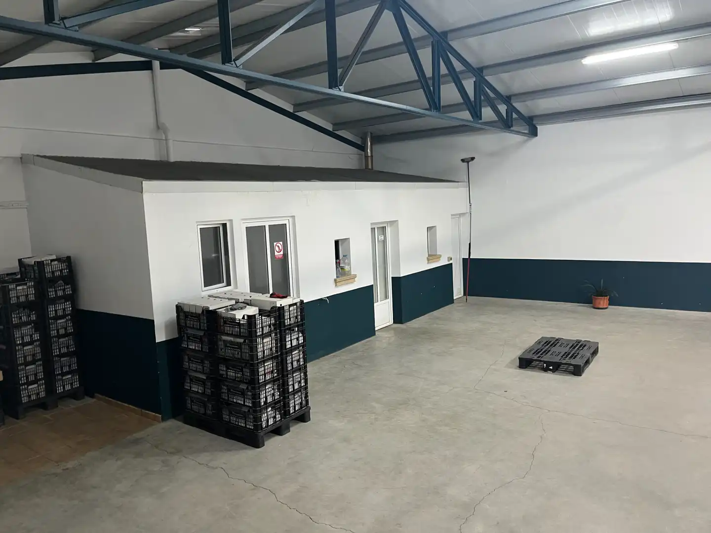 Vista exterior de Nave industrial en venta en Villanueva de la Jara con Calefacción y Alarma