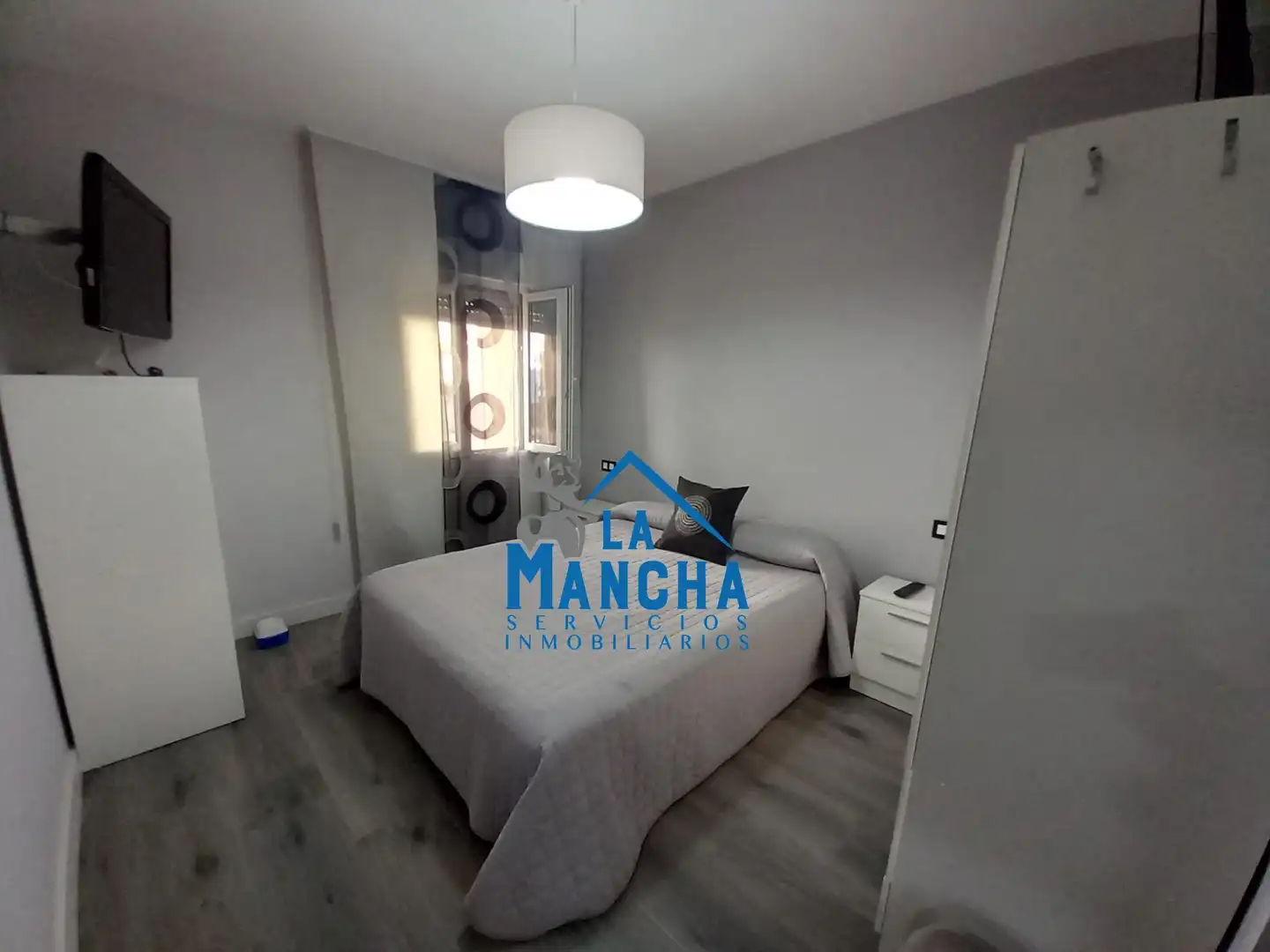 Dormitori de Casa o xalet en venda en Madrigueras amb Piscina i Moblat