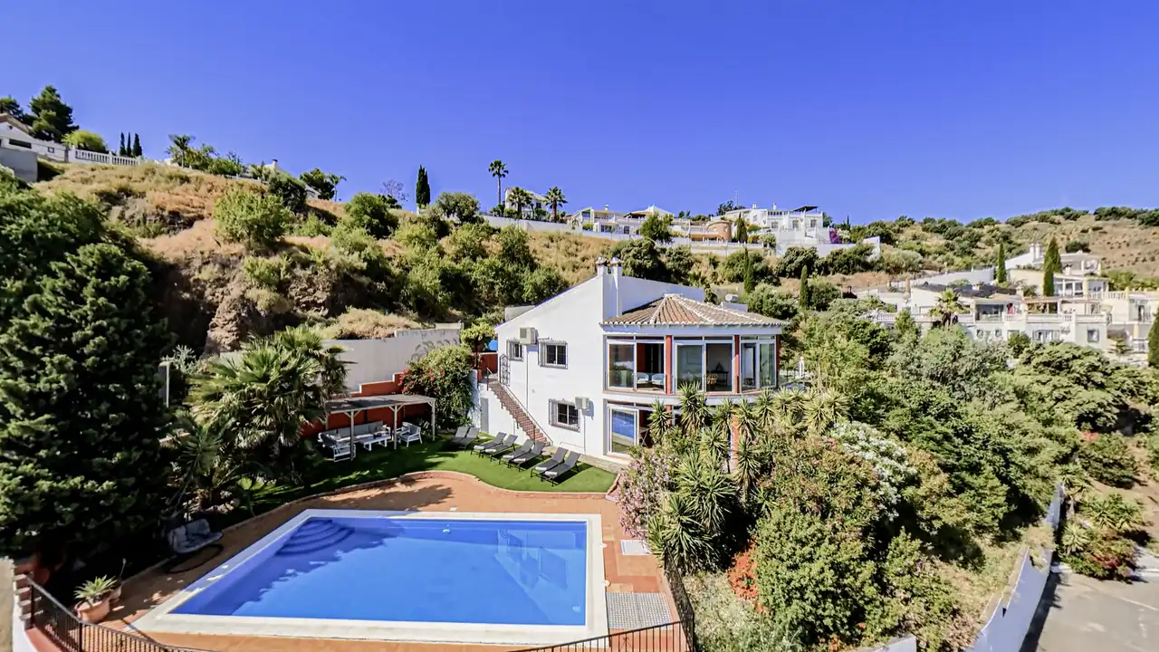 Vista exterior de Casa o xalet en venda en Viñuela amb Aire condicionat, Terrassa i Piscina