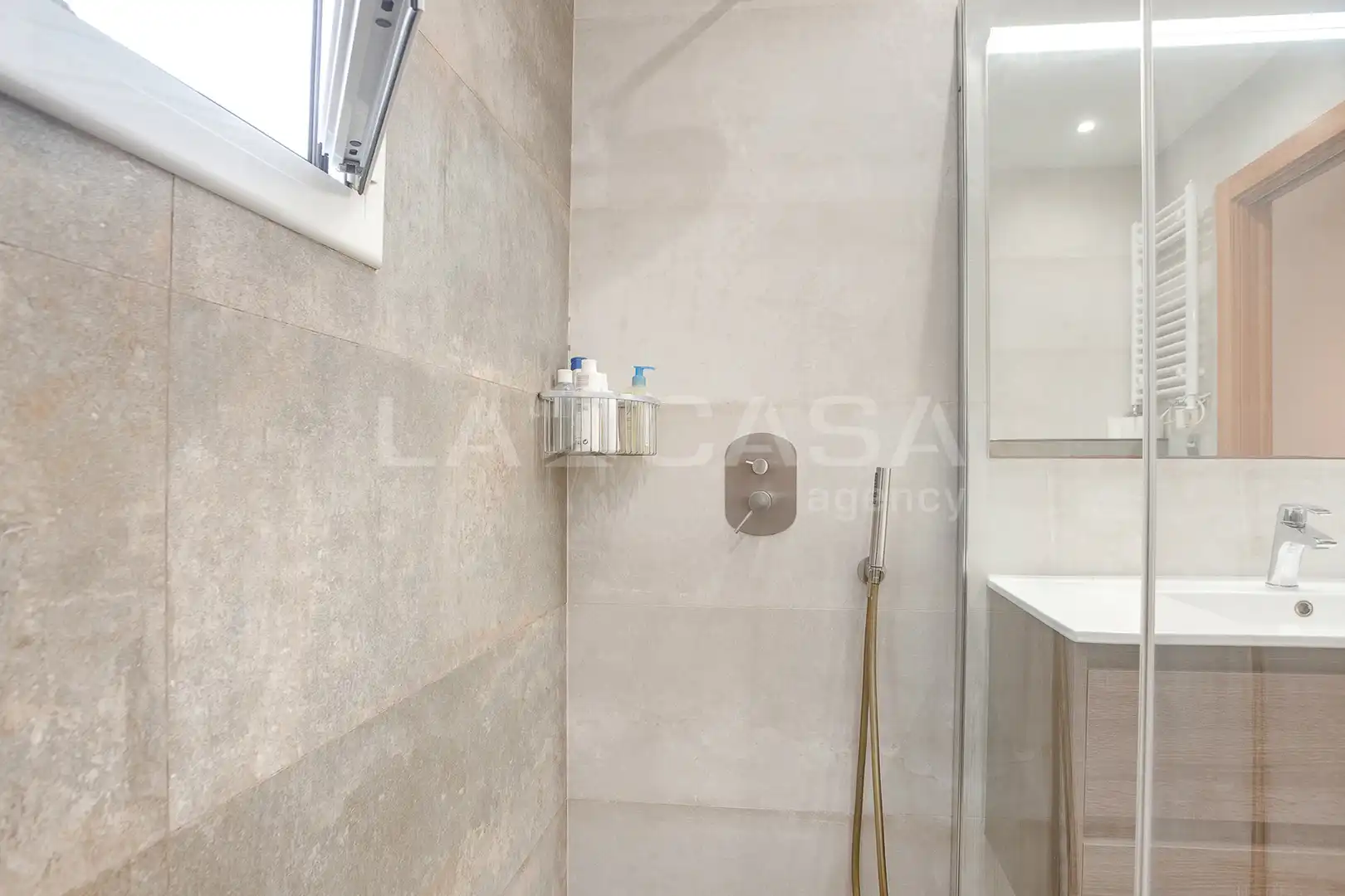 Bany de Àtic en venda en Barcelona amb Calefacció