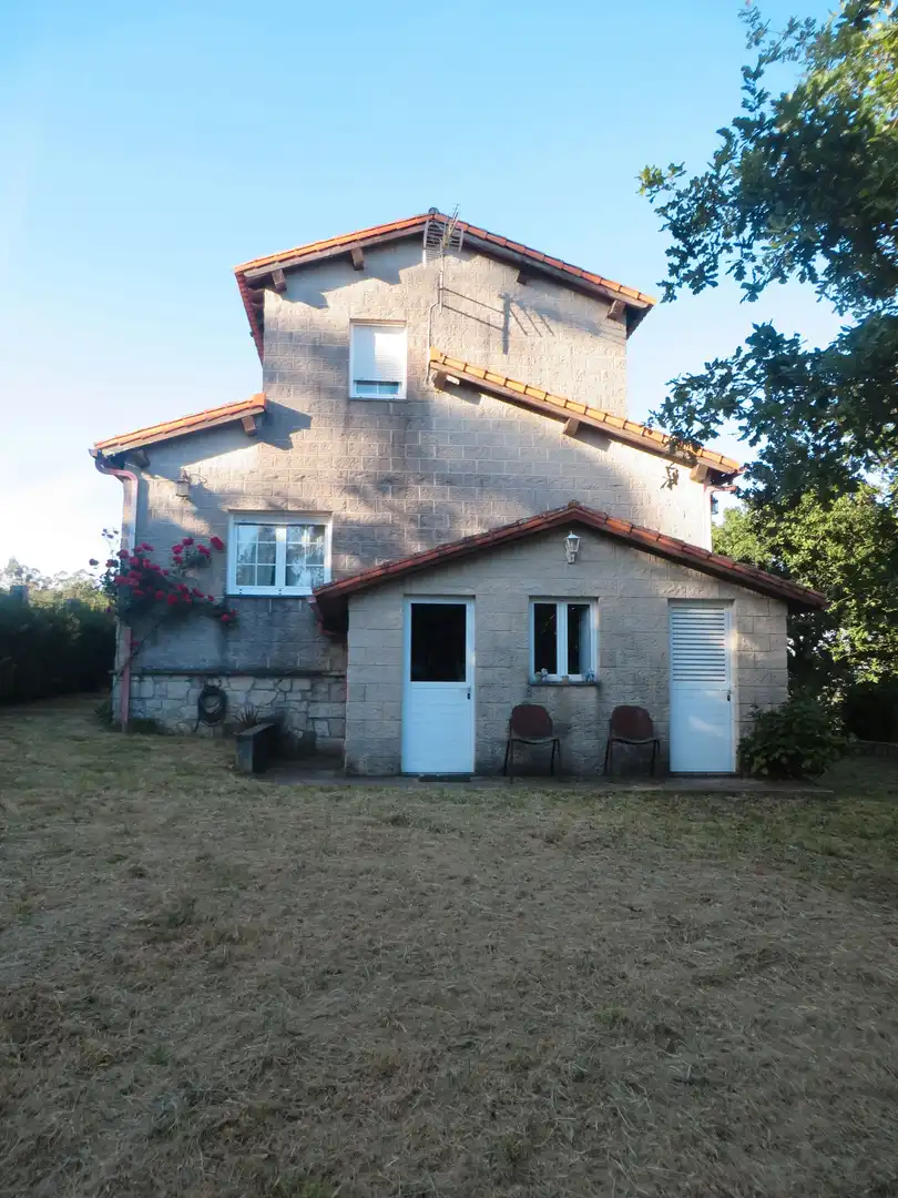 Vista exterior de Casa o xalet en venda en Moraña amb Jardí privat, Parquet i Traster