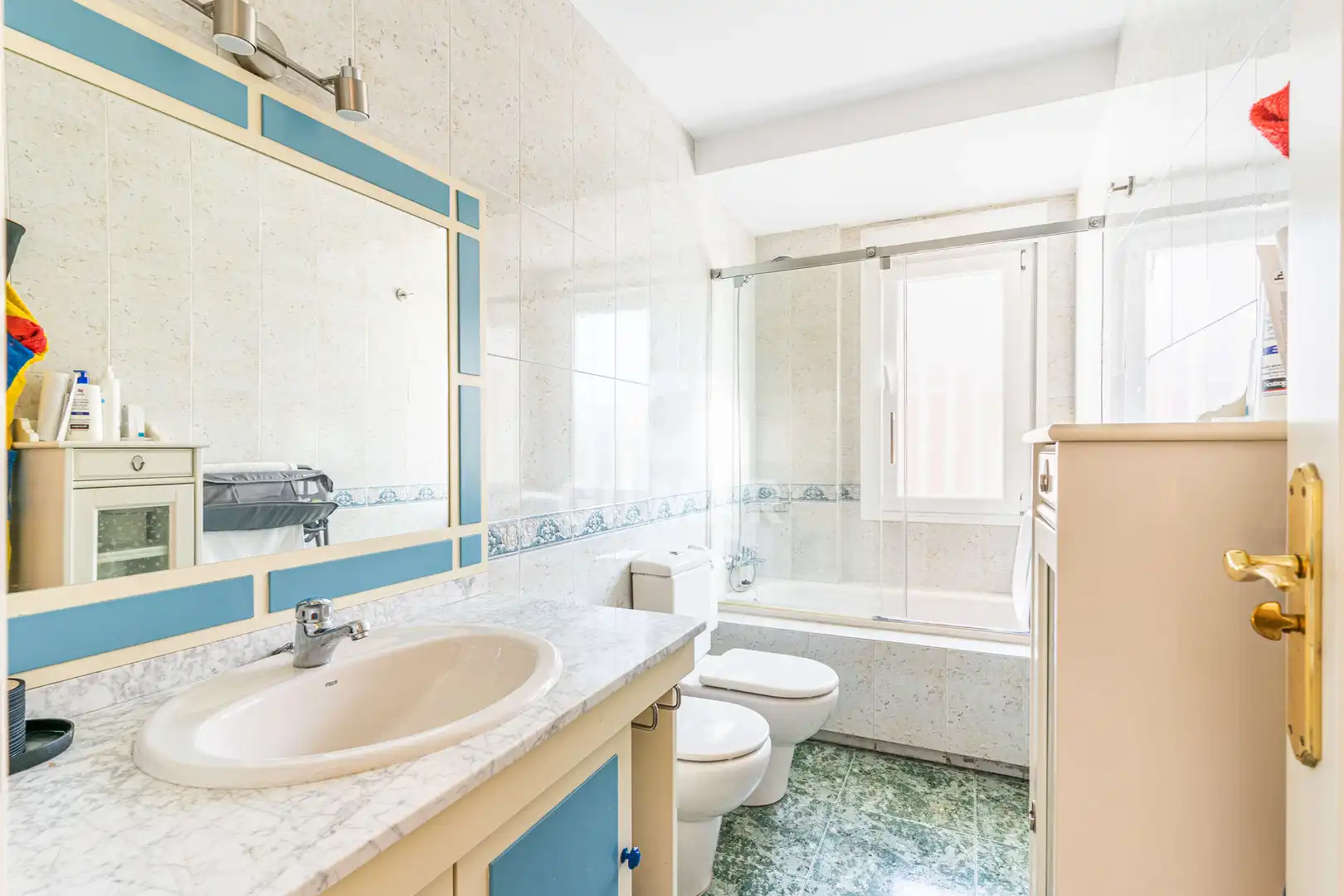 Bathroom of Detached homes for sale in Pozuelo de Alarcón  with Heating, Private garden and Swimming Pool