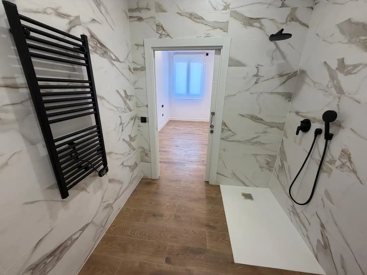 Baño de Apartamento en venta en Gijón  con Calefacción y Parquet