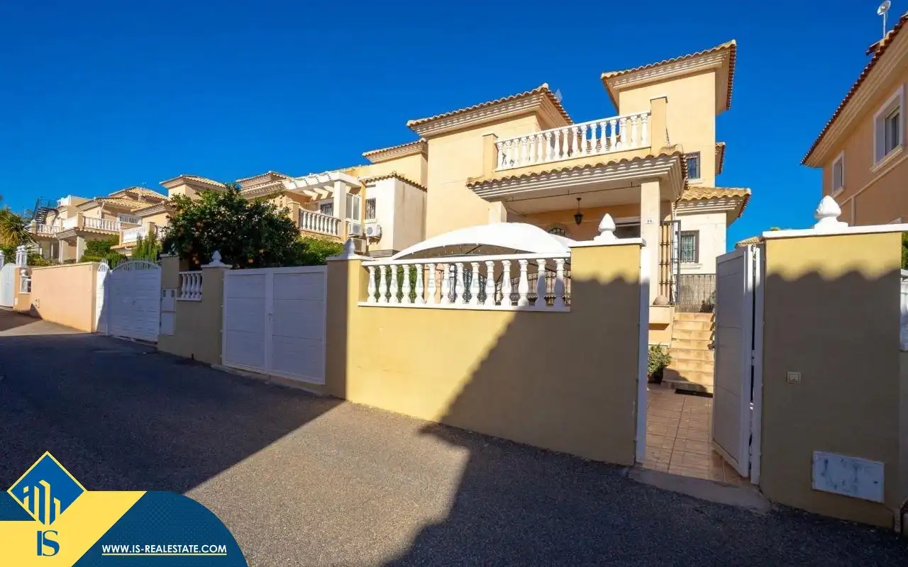 House with pool for sale in Orihuela Costa