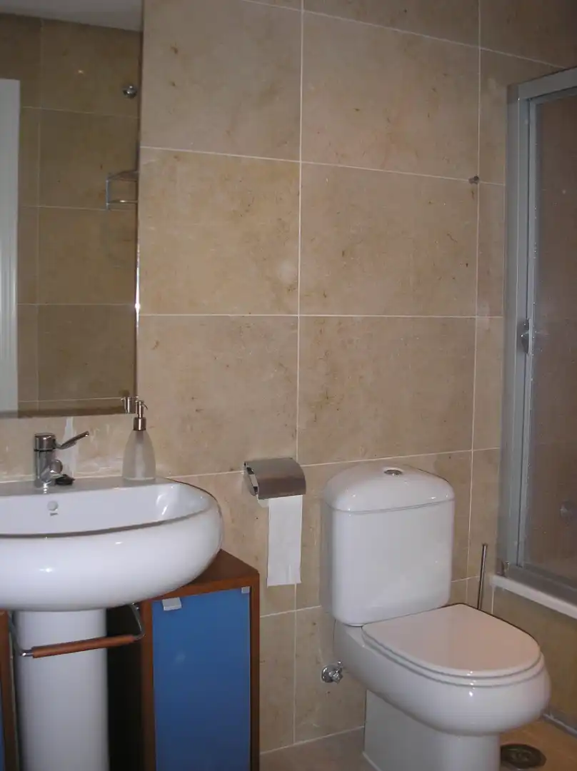 Badezimmer von Wohnung zum Verkauf in Manilva mit Klimaanlage, Terrasse und Möbliert