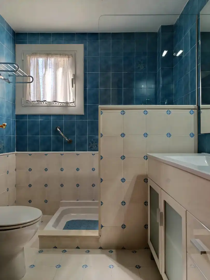Baño de Piso en venta en Girona con Aire acondicionado, Calefacción y Jardín privado