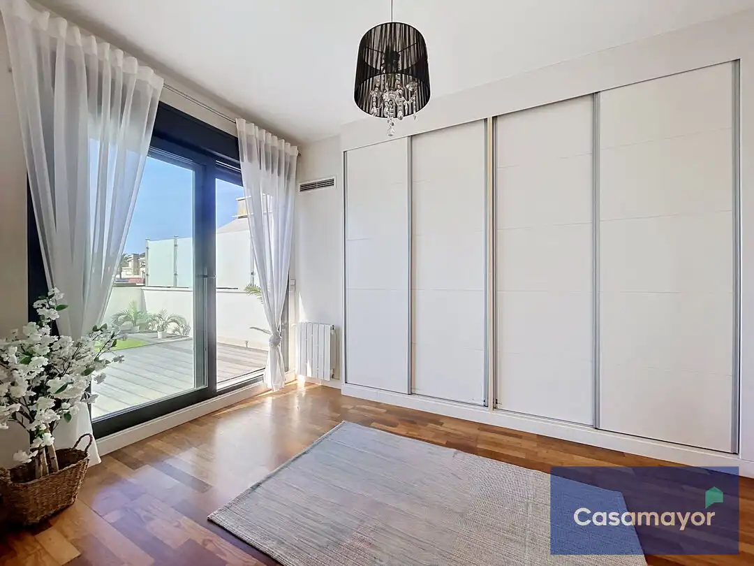Dormitori de Casa o xalet en venda en Alicante / Alacant amb Aire condicionat, Calefacció i Jardí privat