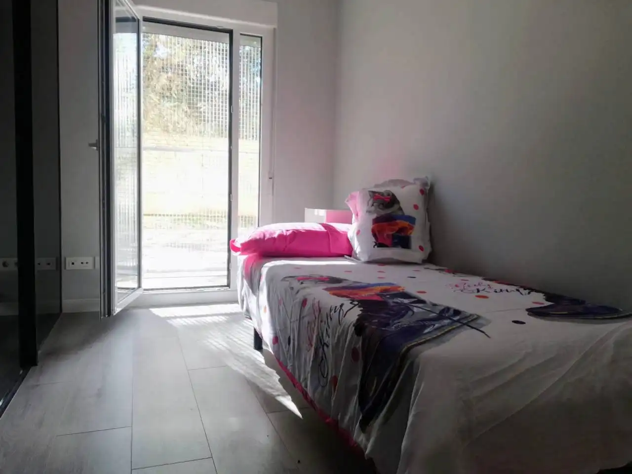 Habitación de Apartamento de alquiler en Burgos con Calefacción, Terraza y Amueblado