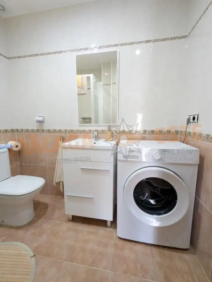 Badezimmer von Wohnung zum Verkauf in Almuñécar mit Klimaanlage, Terrasse und Abstellraum