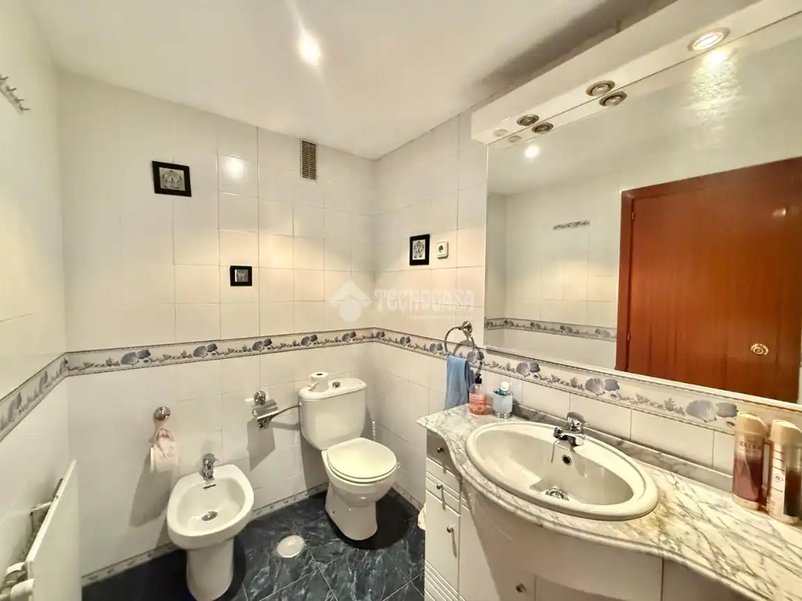 Bathroom of Flat for sale in Madrid  with Air Conditioner, Heating and Terrace