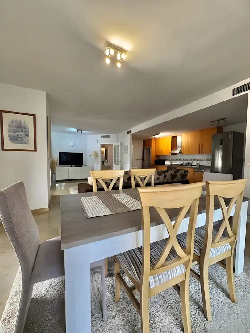 Esszimmer von Dachboden zum Verkauf in Marbella mit Klimaanlage, Terrasse und Schwimmbad